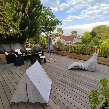 Bright House With Terrace In Arcachon בית נופש ארסשון